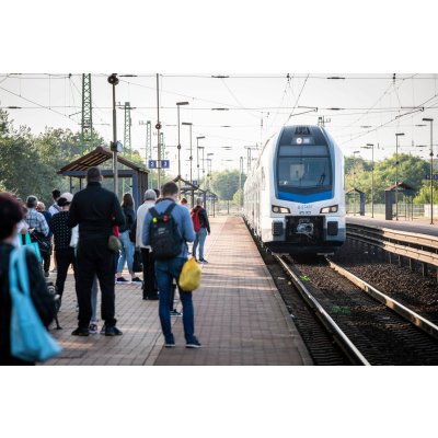 Monorról is szállít utasokat az emeletes KISS motorvonat Monorról is szállít utasokat az emeletes KISS motorvonat