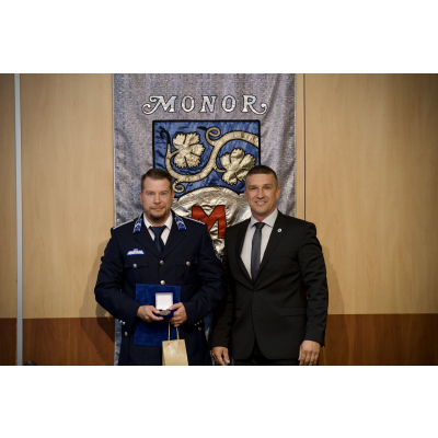Tősgyökeres monori rendőr kapta a Monor Közbiztonságáért Díjat Tősgyökeres monori rendőr kapta a Monor Közbiztonságáért Díjat