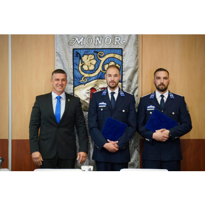 Polgármesteri Elismerő Oklevelet adott át Darázsi Kálmán Monor város polgármestere Polgármesteri Elismerő Oklevelet adott át Darázsi Kálmán Monor város polgármestere