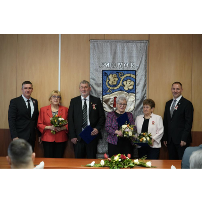Monorért Emlékplakett és Oklevél kitüntetéseket adományozott Monor Város Önkormányzata Monorért Emlékplakett és Oklevél kitüntetéseket adományozott Monor Város Önkormányzata