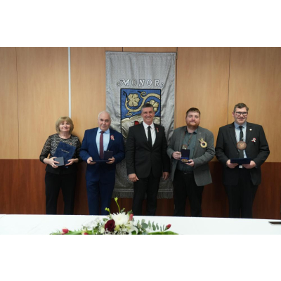 Monorért Emlékplakett és Oklevél kitüntetéseket adományozott Monor Város Önkormányzata Monorért Emlékplakett és Oklevél kitüntetéseket adományozott Monor Város Önkormányzata