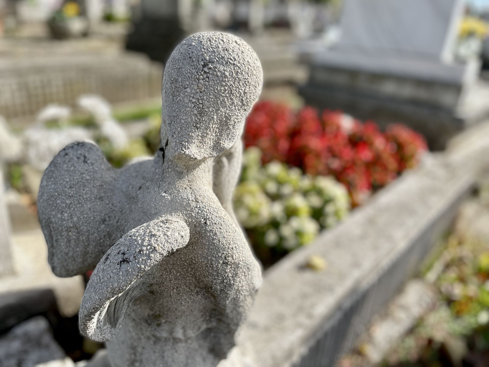 Római Katolikus temetőben lejáró sírok