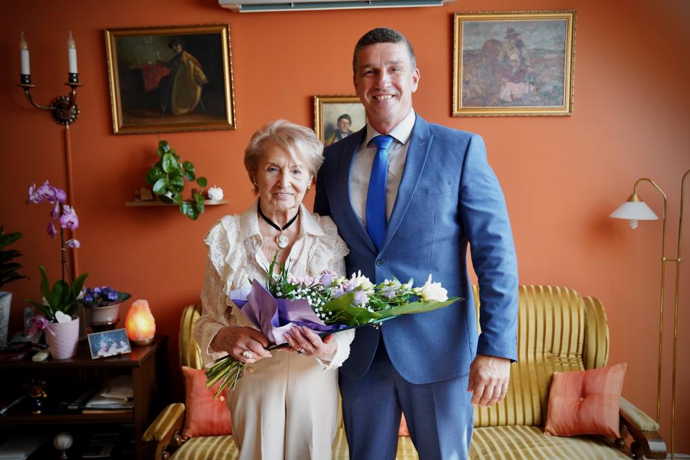 90. születésnapja alkalmából Darázsi Kálmán városunk polgármestere köszöntötte Baranyi Györgyi Kamillát