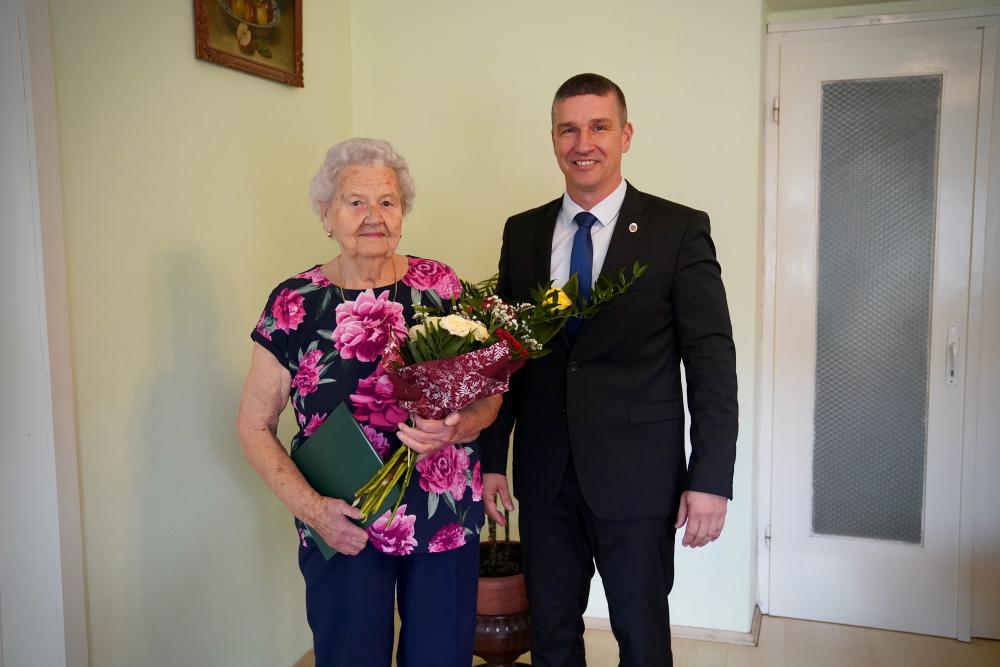 Fodor Lajosnét 90. születésnapja alkalmából köszöntötte Darázsi Kálmán Monor Város polgármestere