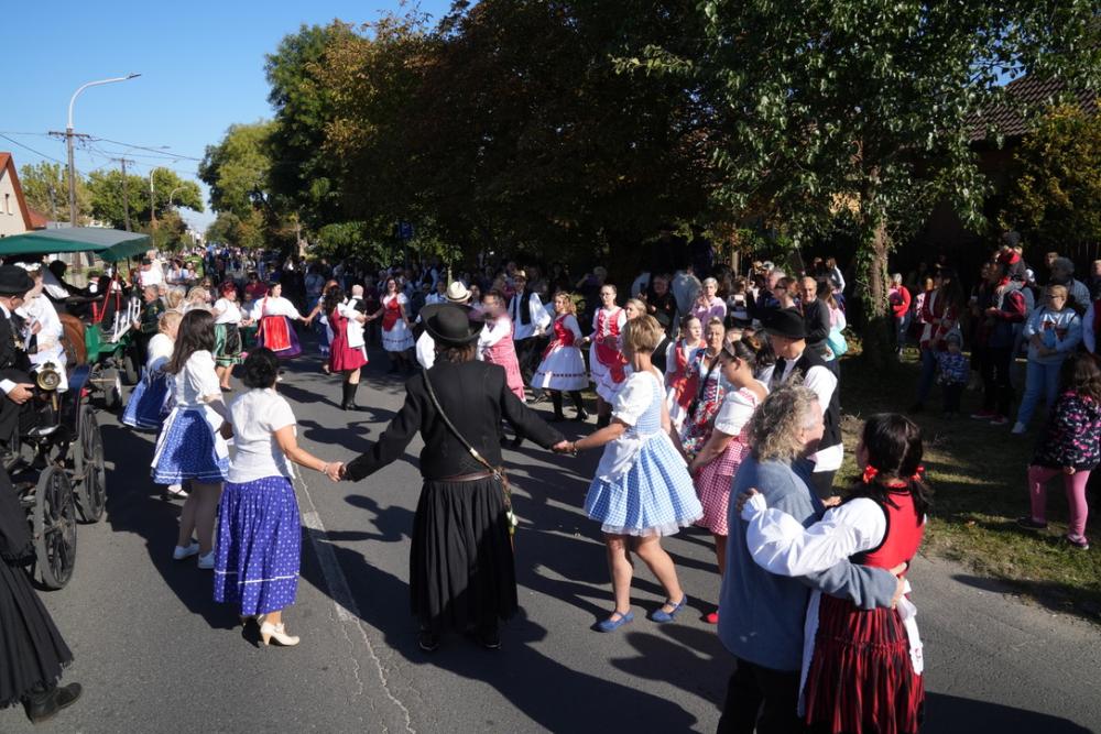 Látványos szüreti felvonulás, lelkes résztvevők