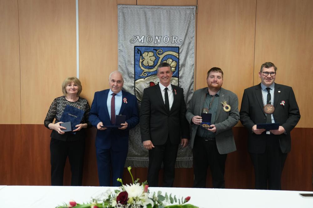 Monorért Emlékplakett és Oklevél kitüntetéseket adományozott Monor Város Önkormányzata